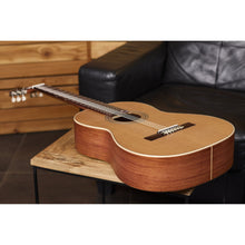 Load image into Gallery viewer, R18S Helsolid klassisk gitarr tillverkad i Spanien (matt finish)