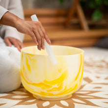 Ladda upp bild till gallerivisning, Meinl Sonic Energy - MCSB10E Marble Singing Bowl 10" Note E4 Solarplex Chakra - Musik Utan Gränser