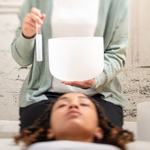 Ladda upp bild till gallerivisning, CSB8B Crystal Singing Bowl 8" / B / 432Hz Crown Chakra