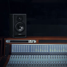 Load image into Gallery viewer, Dynaudio - Core 7 Aktiv 2-vägs studiomonitor - Musik Utan Gränser