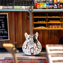 Load image into Gallery viewer, Hagström - Viking White Gloss med signaturer - Musik Utan Gränser