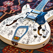 Load image into Gallery viewer, Hagström - Viking White Gloss med signaturer - Musik Utan Gränser