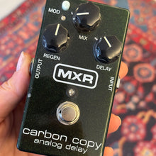 Load image into Gallery viewer, MXR - Carbon Copy signerad av Phil Campbell Motörhead - Musik Utan Gränser