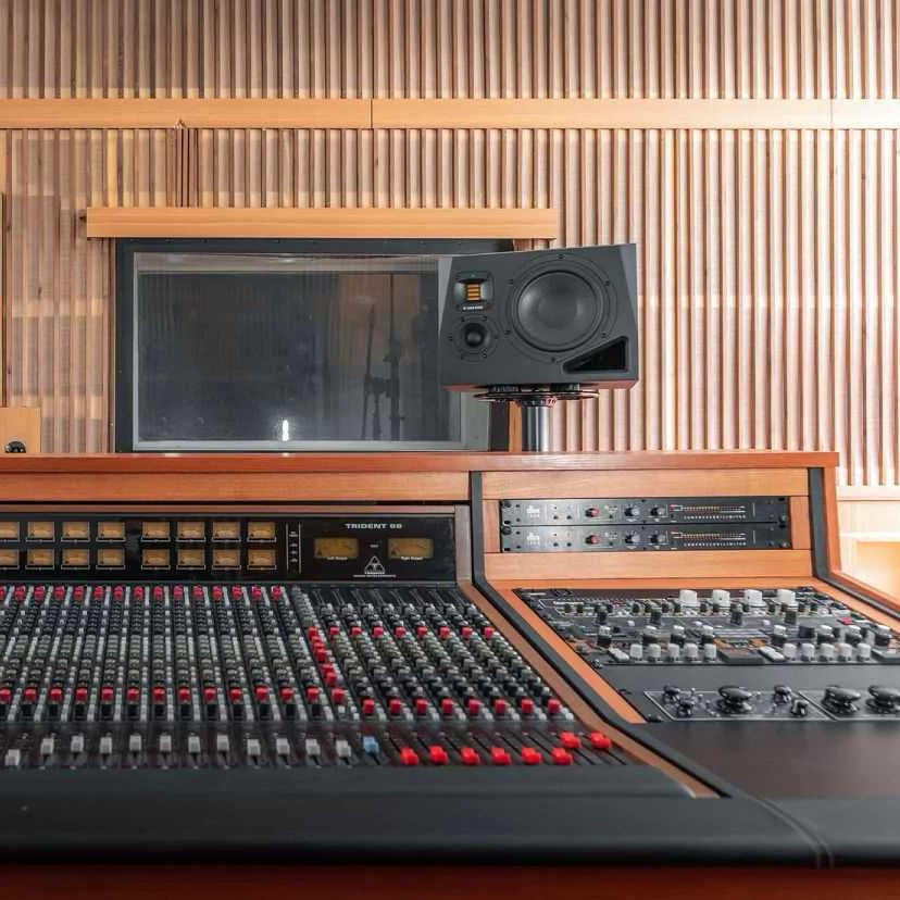 A8H studio monitorer höger