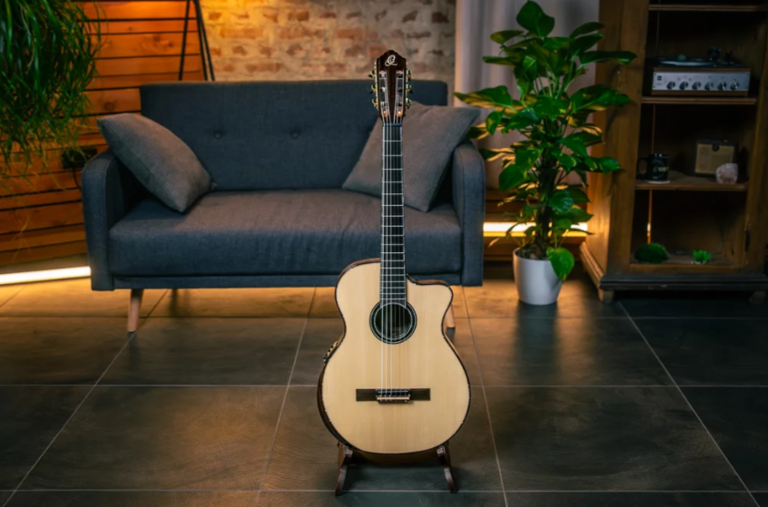 GRSUITE-TCE 4/4 Size, Thin, w/mic, Soundhole, Armrest