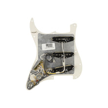 Load image into Gallery viewer, Fender - Vintage Noiseless SSS Parchment - Musik Utan Gränser 
