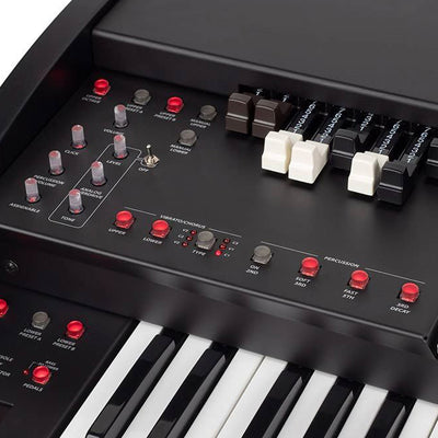 Sorrento Spinet-stil orgel med burn-pedal