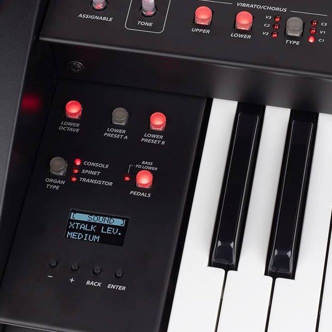 Sorrento Spinet-stil orgel med burn-pedal