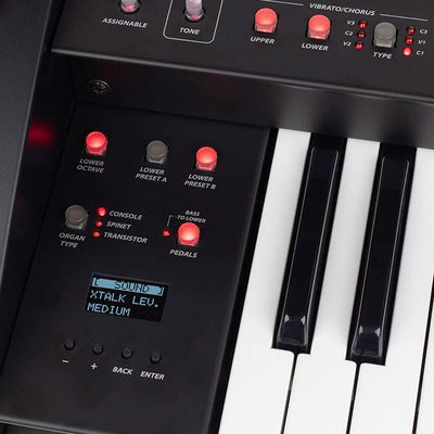 Sorrento Spinet-stil orgel med burn-pedal