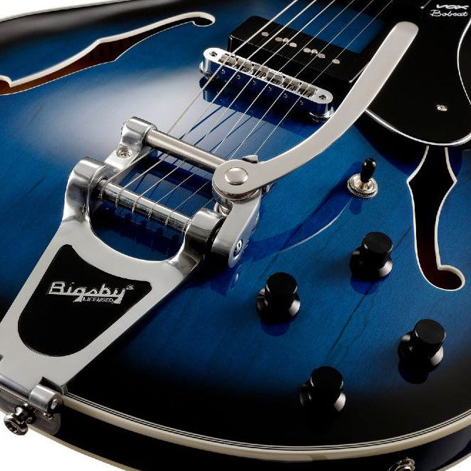 Vox - V90B-BL Bobcat Bigsby Elgitarr Sapphire Blue - Musik Utan Gränser 