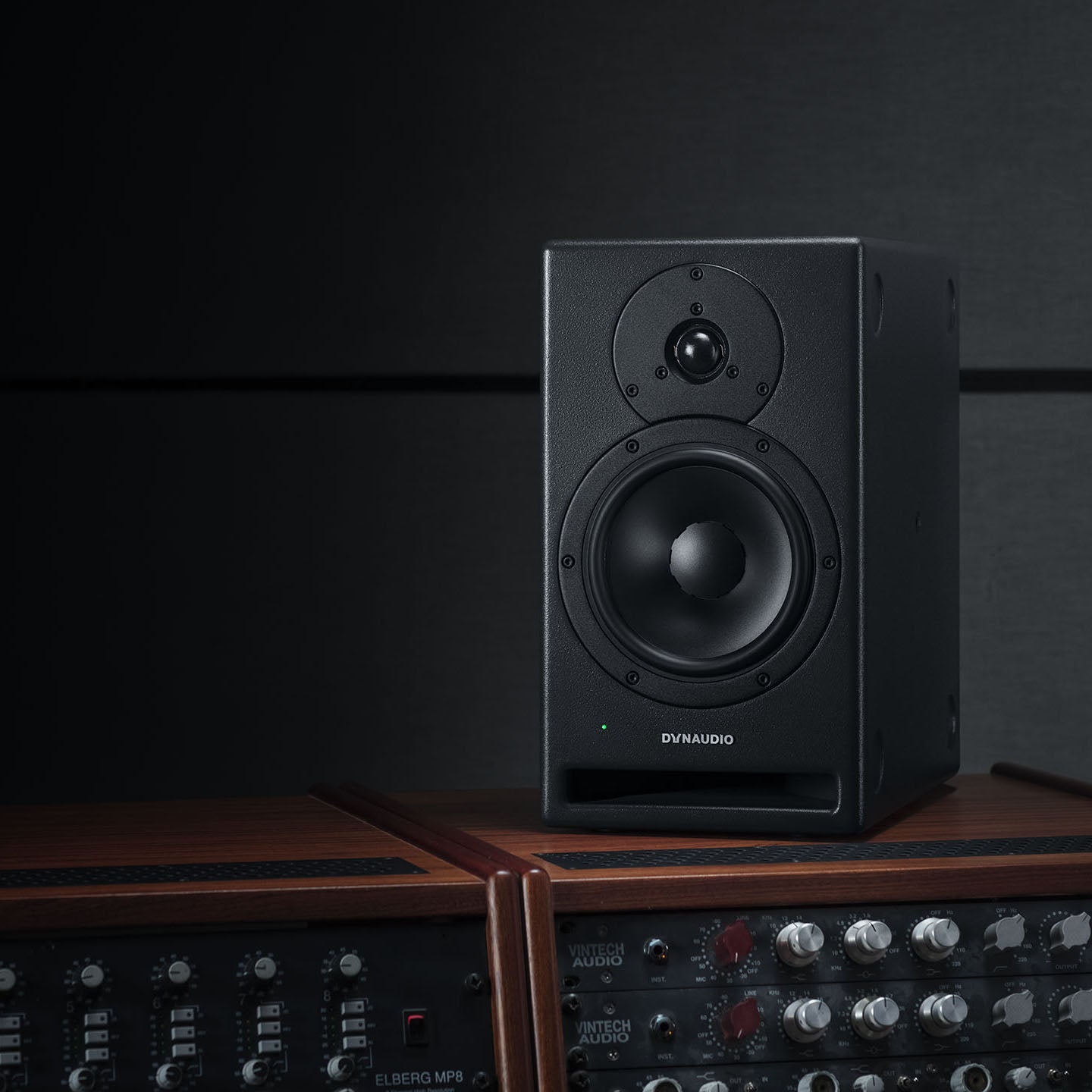 Dynaudio - Core 7 Aktiv 2-vägs studiomonitor - Musik Utan Gränser 