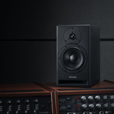 Dynaudio - Core 7 Aktiv 2-vägs studiomonitor - Musik Utan Gränser 