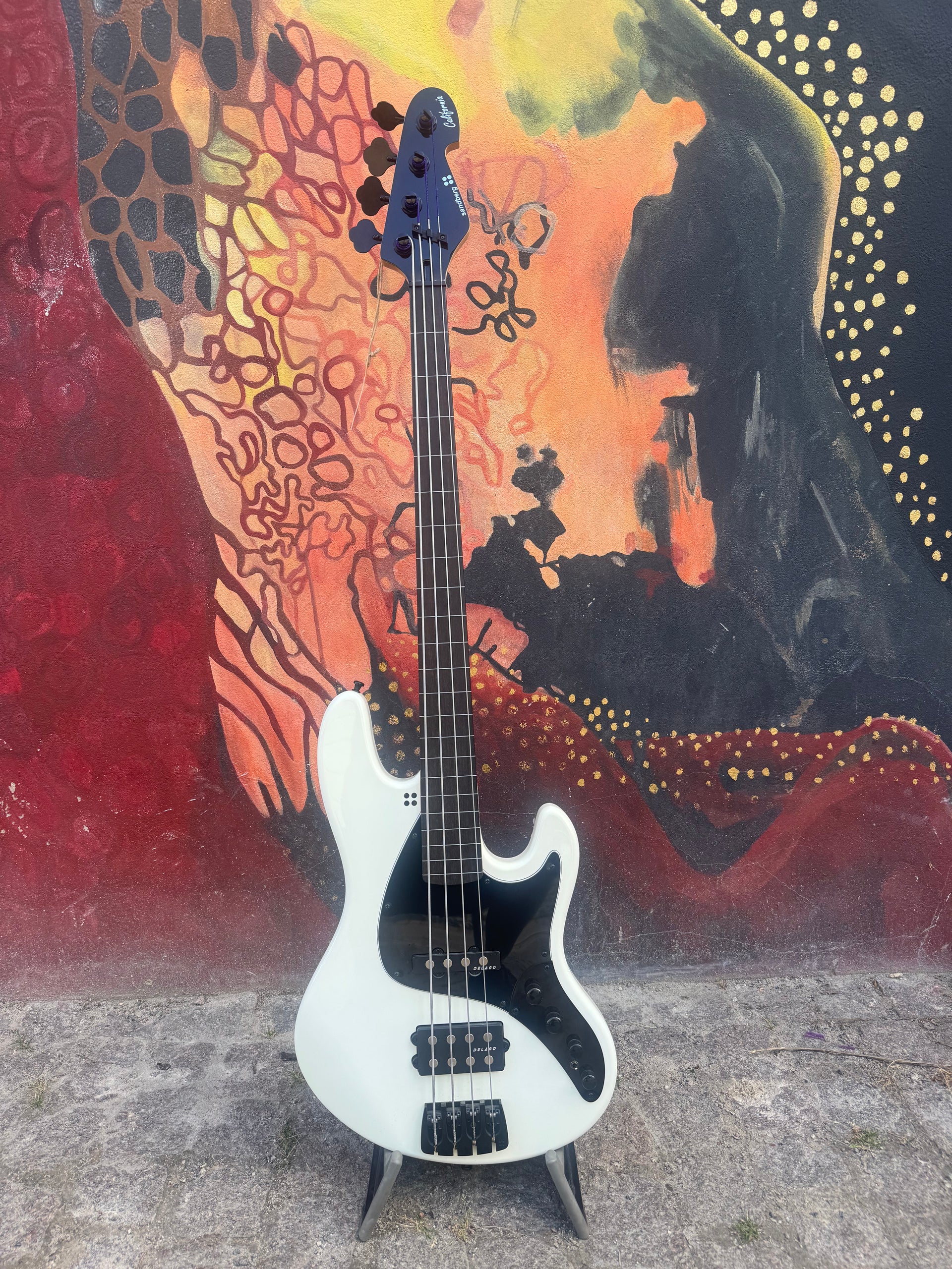 TM4 Fretless Virgin White High Gloss