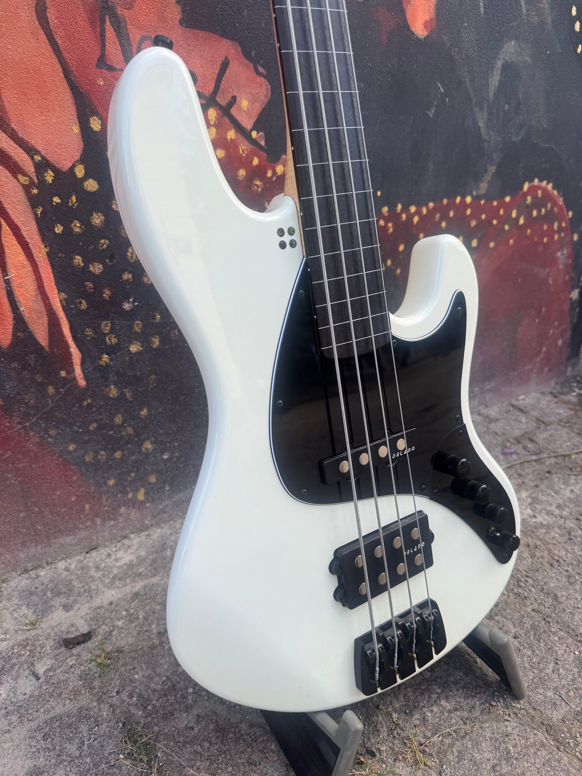 TM4 Fretless Virgin White High Gloss