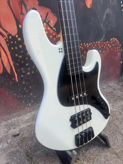 TM4 Fretless Virgin White High Gloss