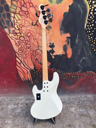 TM4 Fretless Virgin White High Gloss