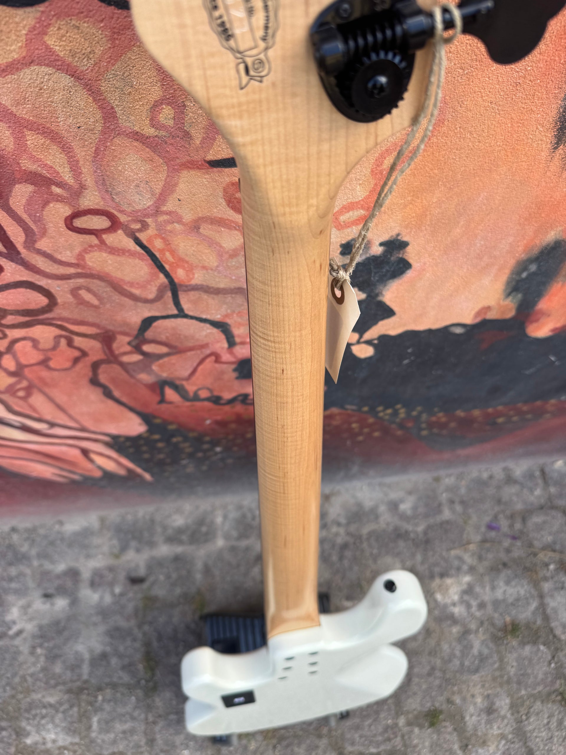 TM4 Fretless Virgin White High Gloss