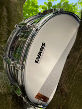 Load image into Gallery viewer, Pearl Vintage 70s Chrome over Steel snare 14x5"
