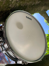 Load image into Gallery viewer, Pearl Vintage 70s Chrome over Steel snare 14x5"
