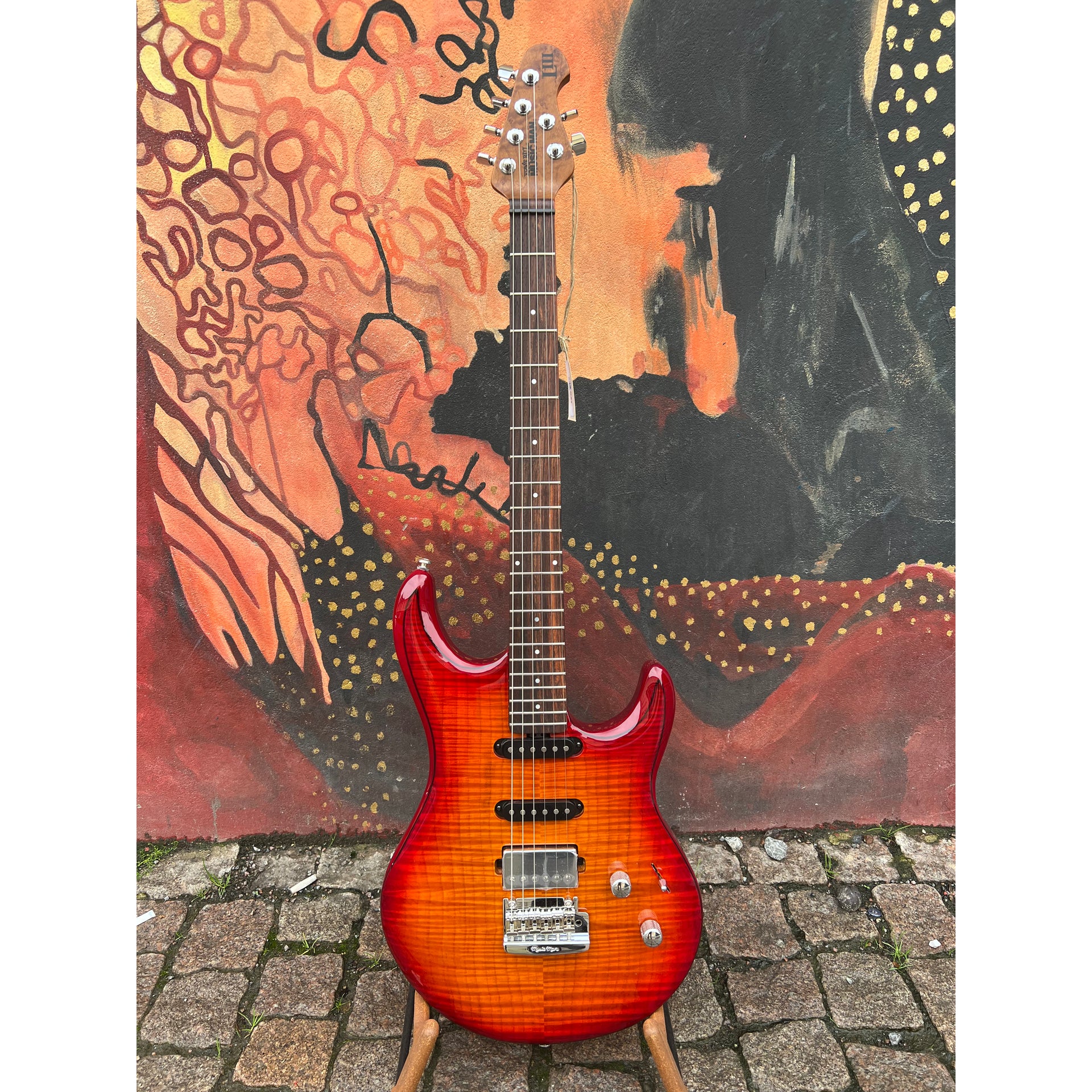 Ernie Ball Music Man - Luke III HSS Cherry Sunburst Flame Maple Top - Musik Utan Gränser 