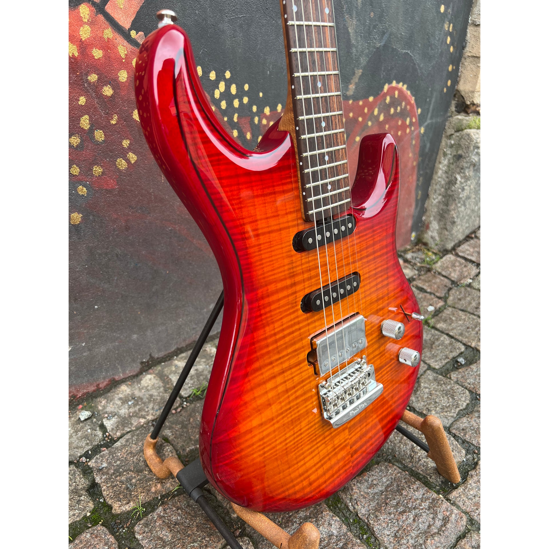 Ernie Ball Music Man - Luke III HSS Cherry Sunburst Flame Maple Top - Musik Utan Gränser 