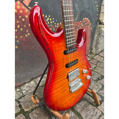 Ernie Ball Music Man - Luke III HSS Cherry Sunburst Flame Maple Top - Musik Utan Gränser 