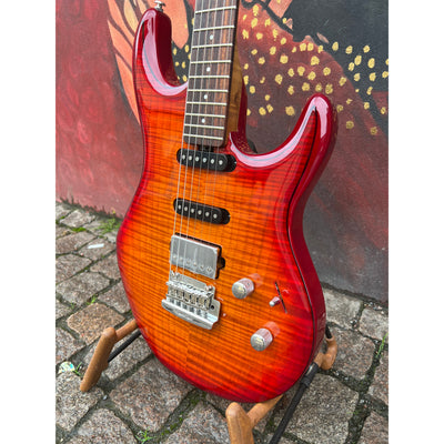 Ernie Ball Music Man - Luke III HSS Cherry Sunburst Flame Maple Top - Musik Utan Gränser 