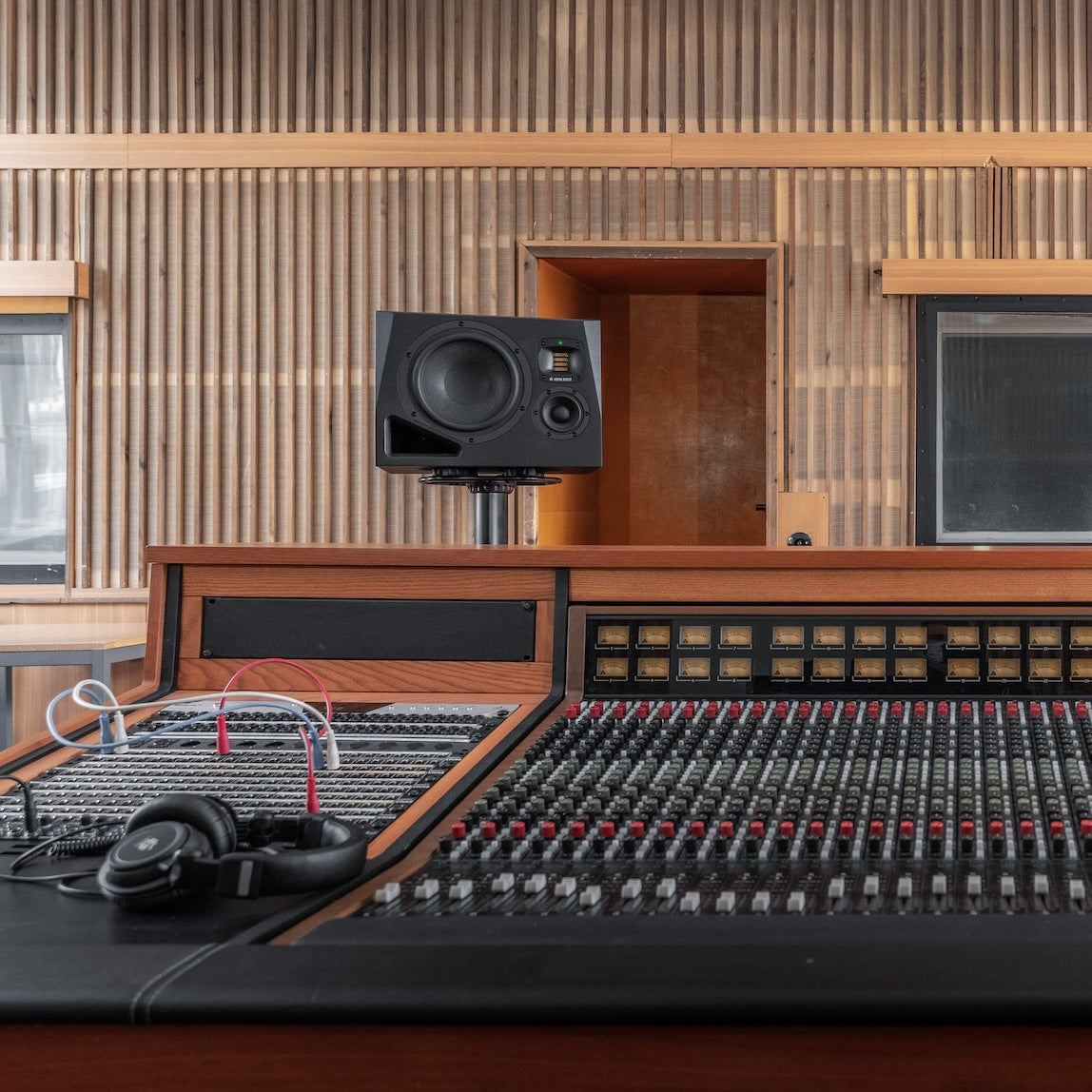 A8H studio monitorer vänster
