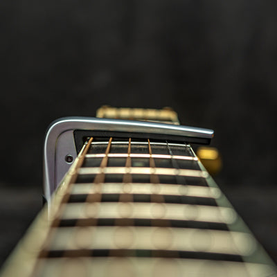 Dunlop - 63CBK Trigger Fly Capo Curved Black - Musik Utan Gränser 