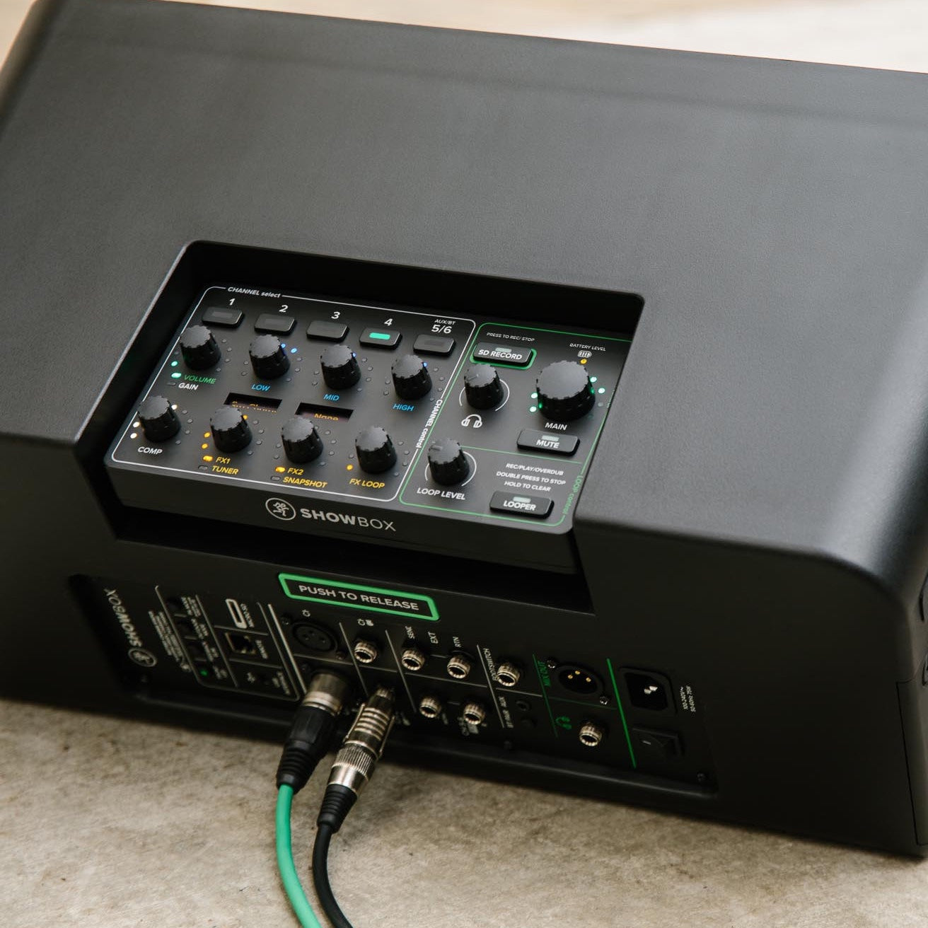 ShowBox batteridriven högtalare med mixerkontroll