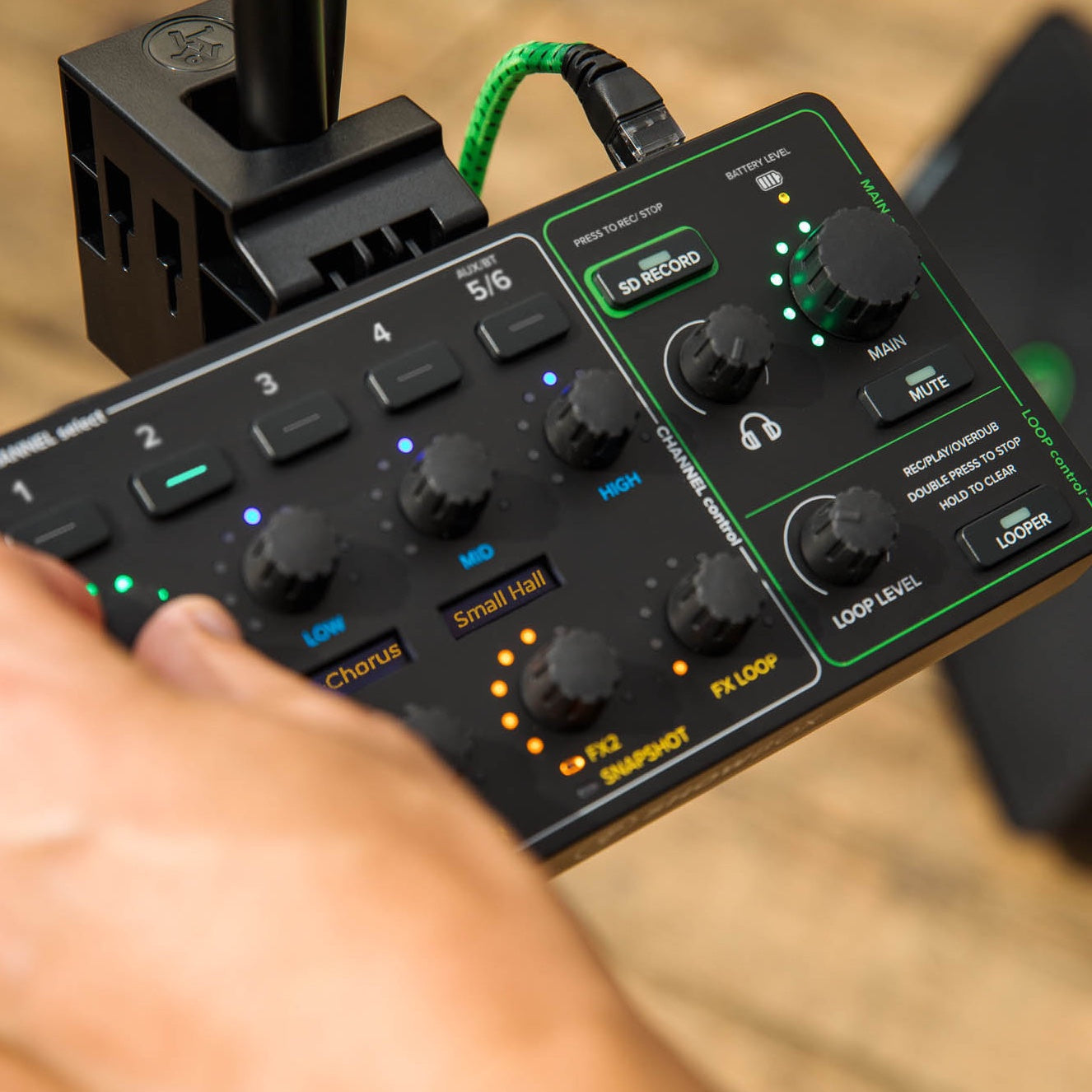 ShowBox batteridriven högtalare med mixerkontroll