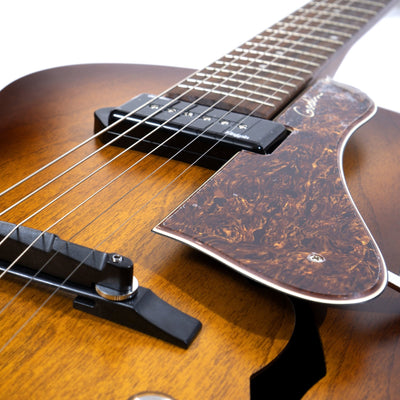 Godin - 5th Avenue Kingpin P90 Cognac Burst - Musik Utan Gränser 