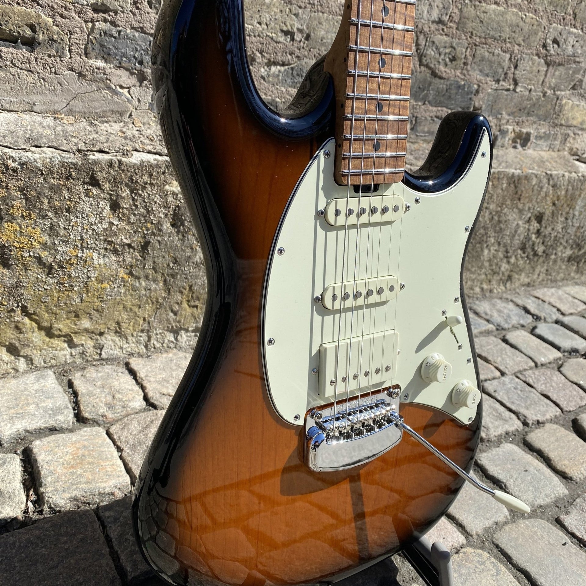 Ernie Ball Music Man - Cutlass HSS Vintage Sunburst 2021 - Musik Utan Gränser 