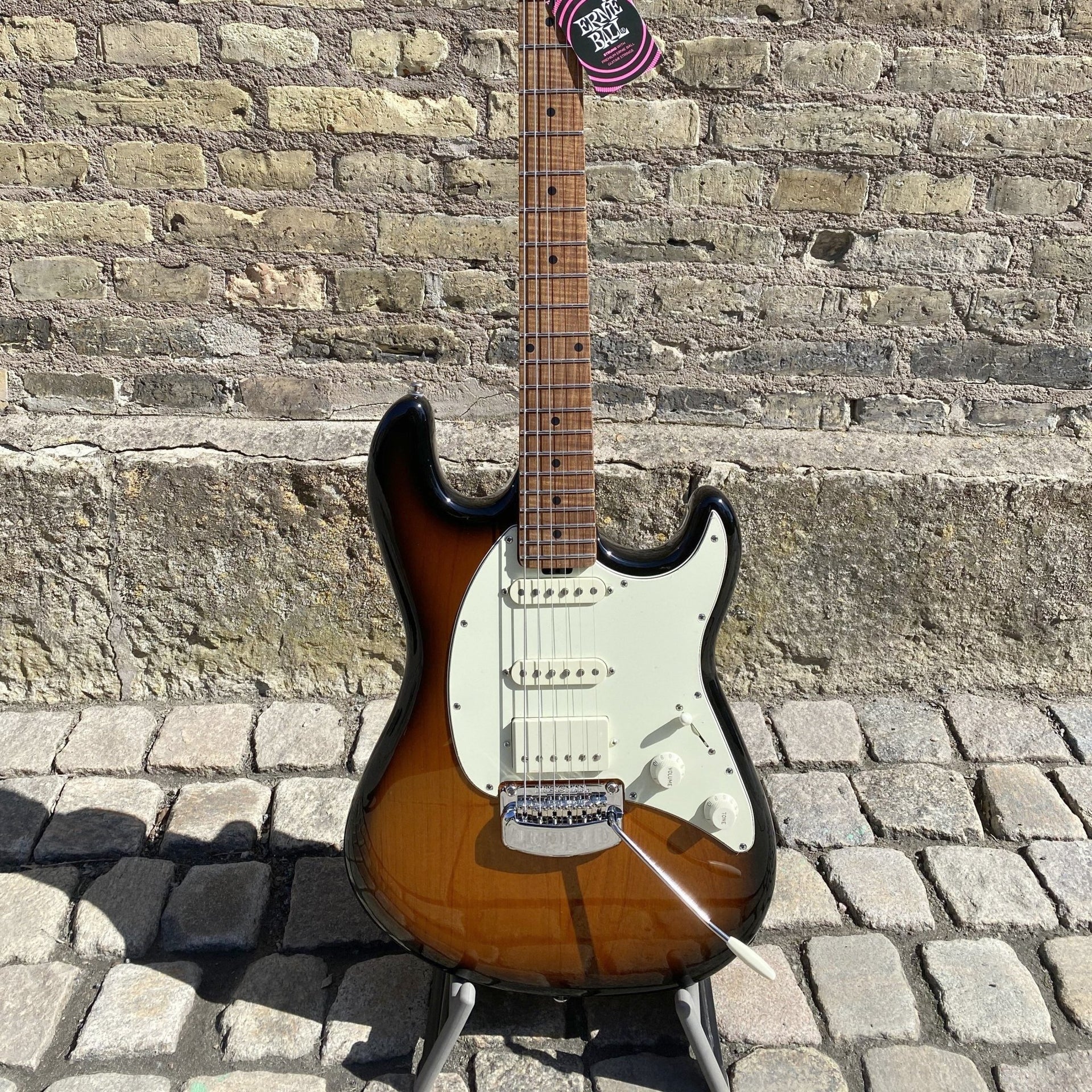Ernie Ball Music Man - Cutlass HSS Vintage Sunburst 2021 - Musik Utan Gränser 