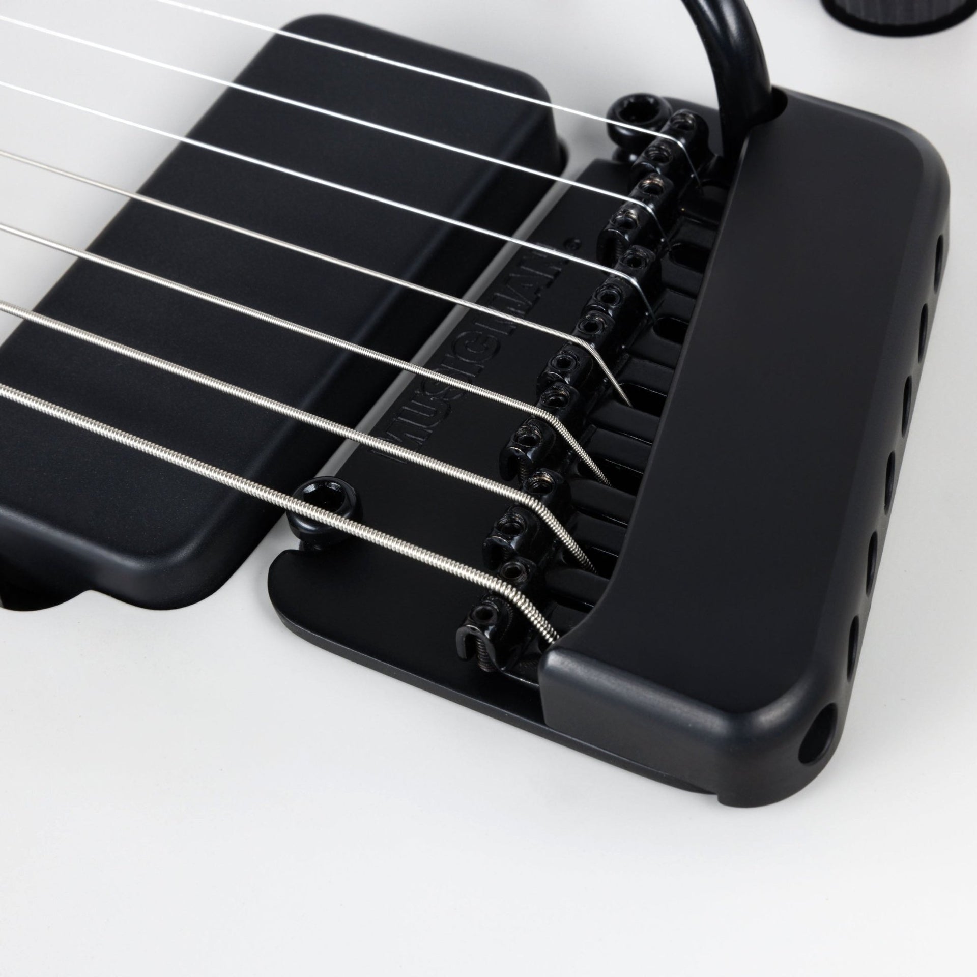 Ernie Ball Music Man - Kaizen 7 Chalk White - Musik Utan Gränser 