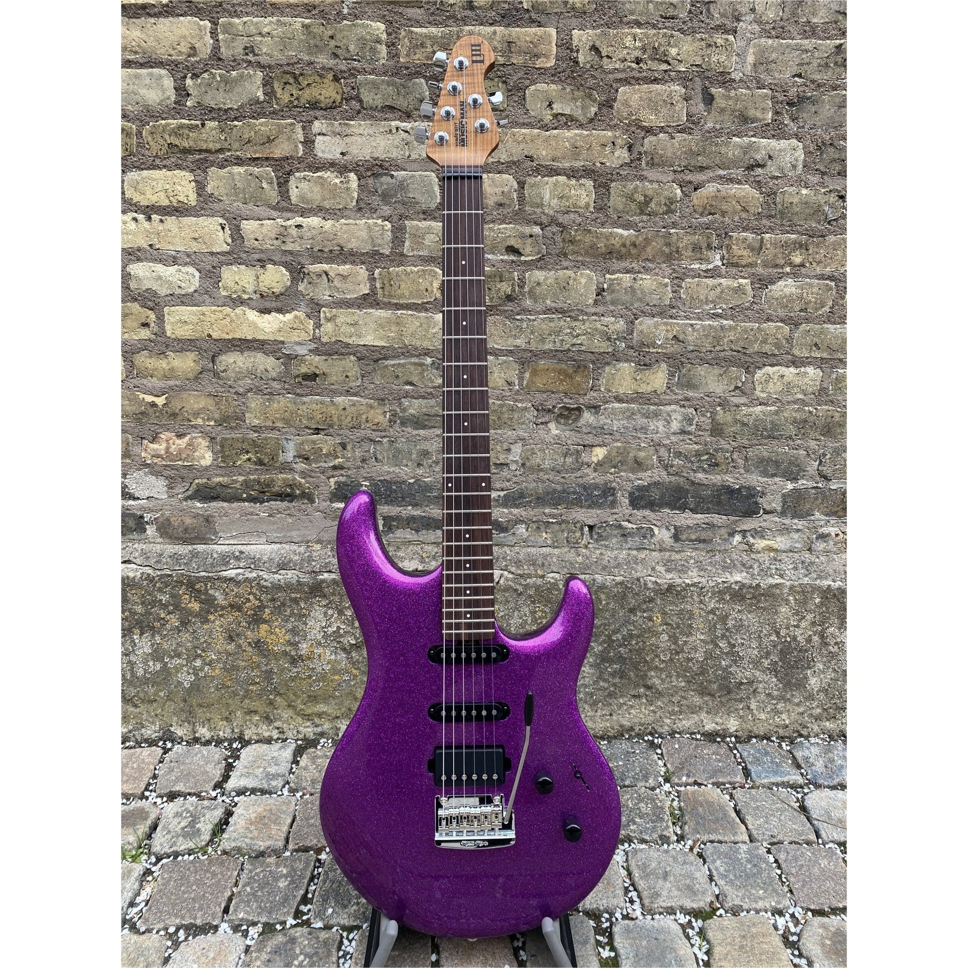 Ernie Ball Music Man - Luke III Fuschia Sparkle HSS - Musik Utan Gränser 