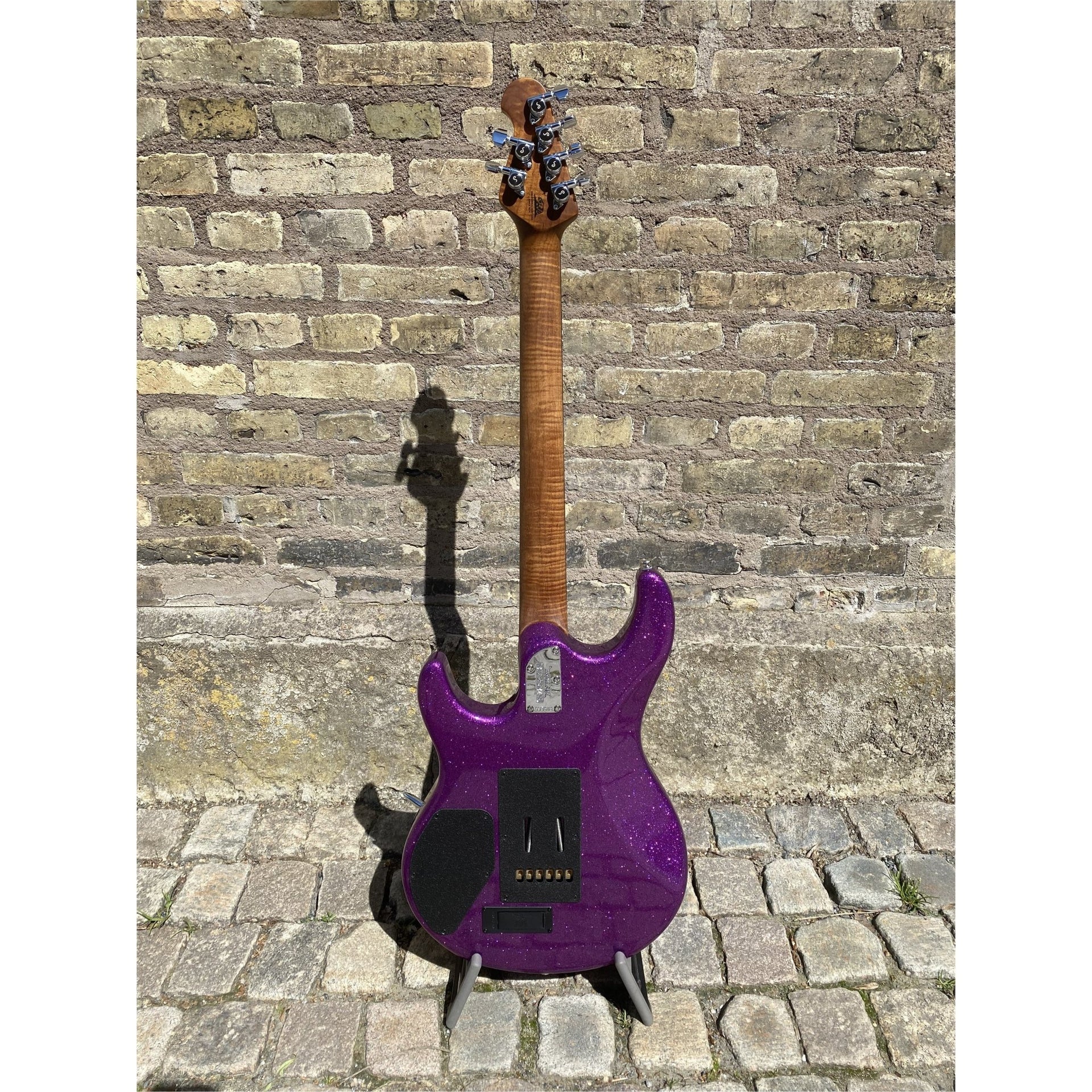Ernie Ball Music Man - Luke III HH Fuschia Sparkle - Musik Utan Gränser 