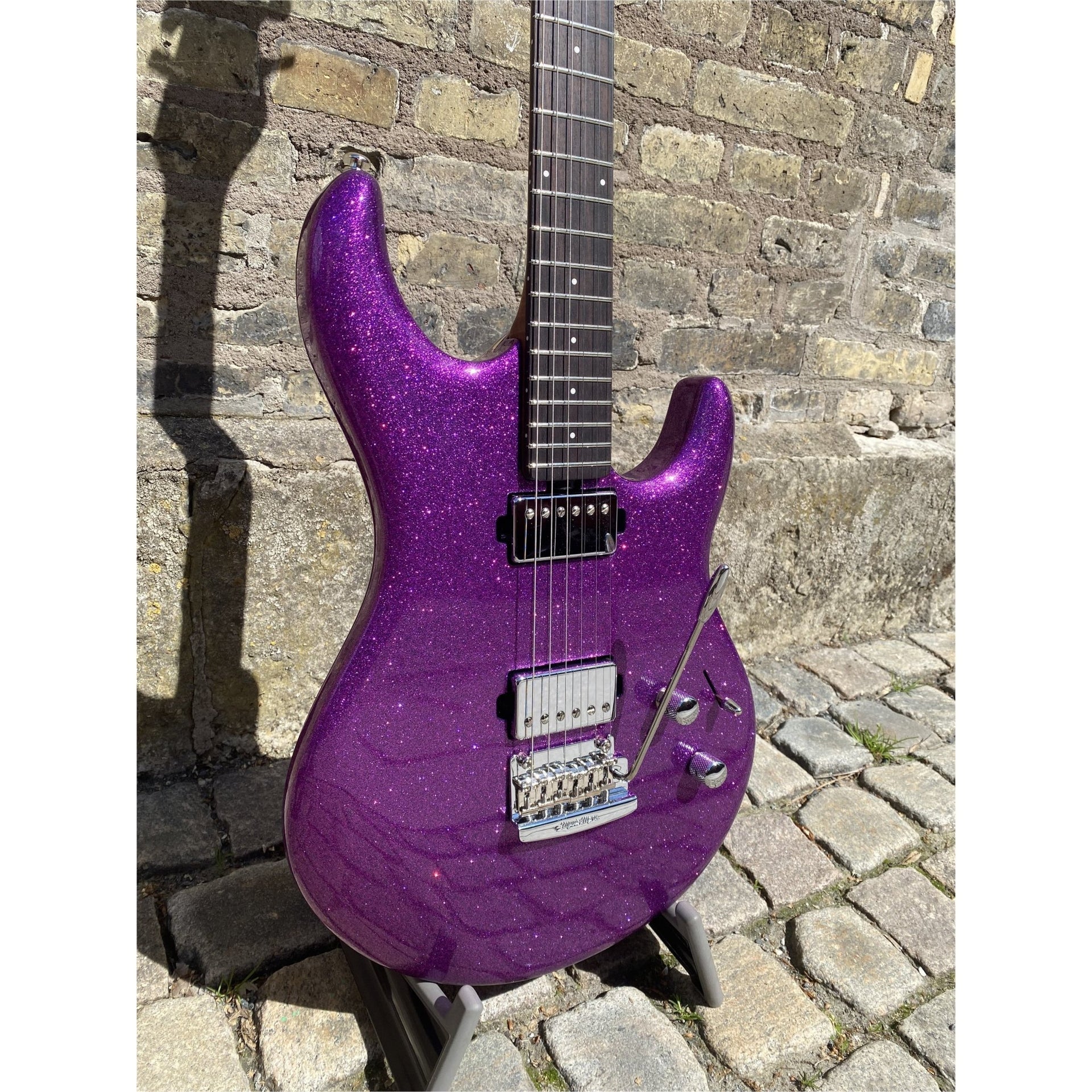 Ernie Ball Music Man - Luke III HH Fuschia Sparkle - Musik Utan Gränser 