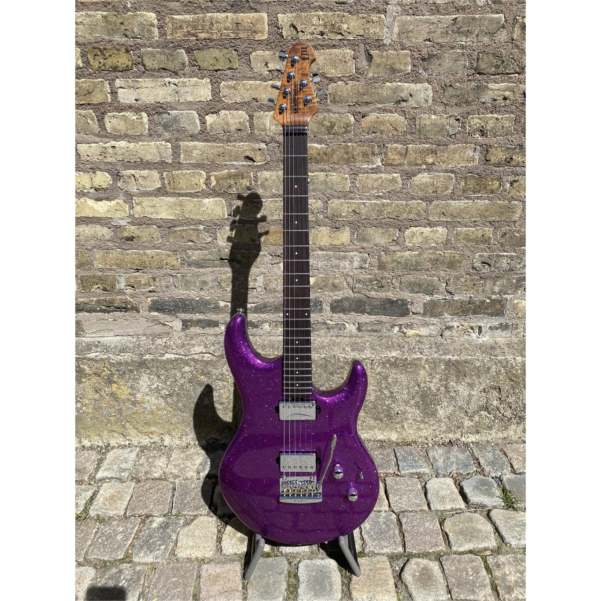 Ernie Ball Music Man - Luke III HH Fuschia Sparkle - Musik Utan Gränser 